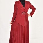 1314 DOUBLE KUMAŞ ETEĞİ PİLİSE DETAYLI KRUVAZE YAKA TESETTÜR ELBİSE-BORDO