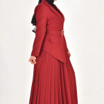 1314 DOUBLE KUMAŞ ETEĞİ PİLİSE DETAYLI KRUVAZE YAKA TESETTÜR ELBİSE-BORDO