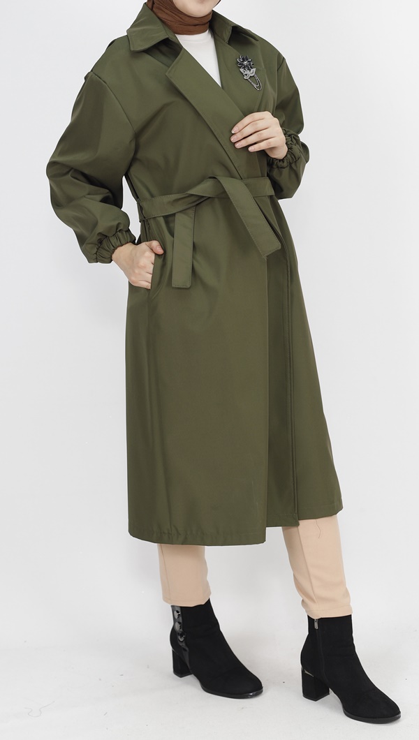 11051 Bondit Kumaş Broş Detaylı Orta Boy Trençkot-HAKİ