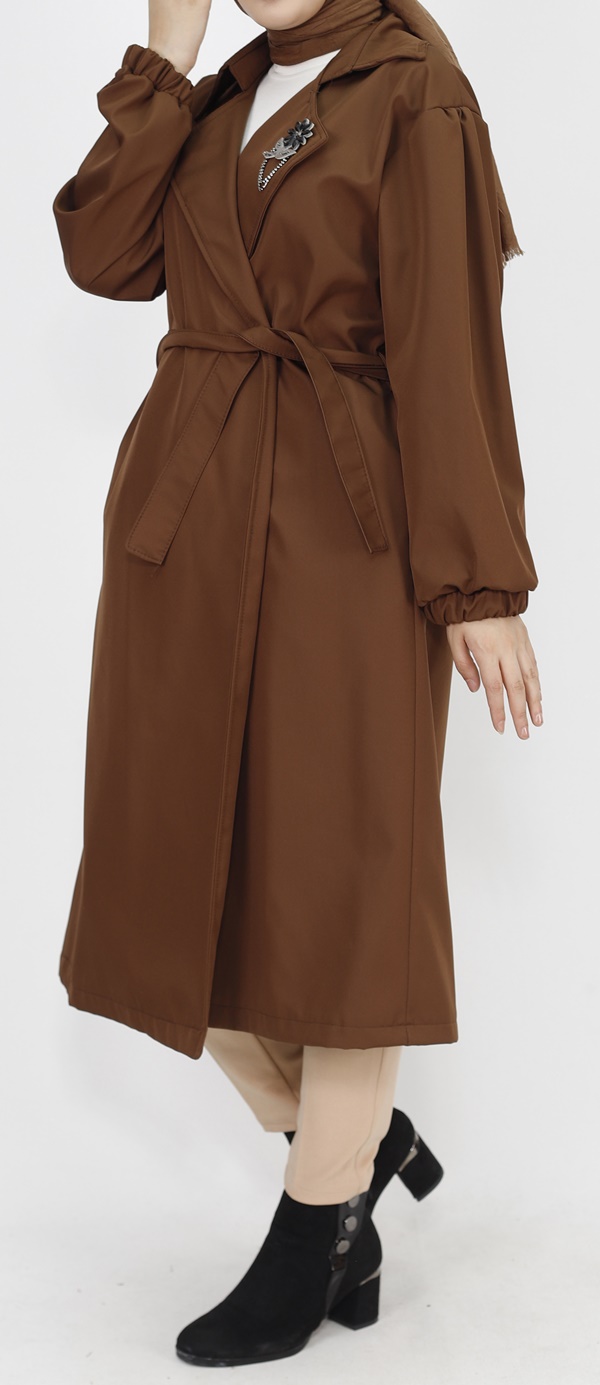 11051 Bondit Kumaş Broş Detaylı Orta Boy Trençkot-KAHVE